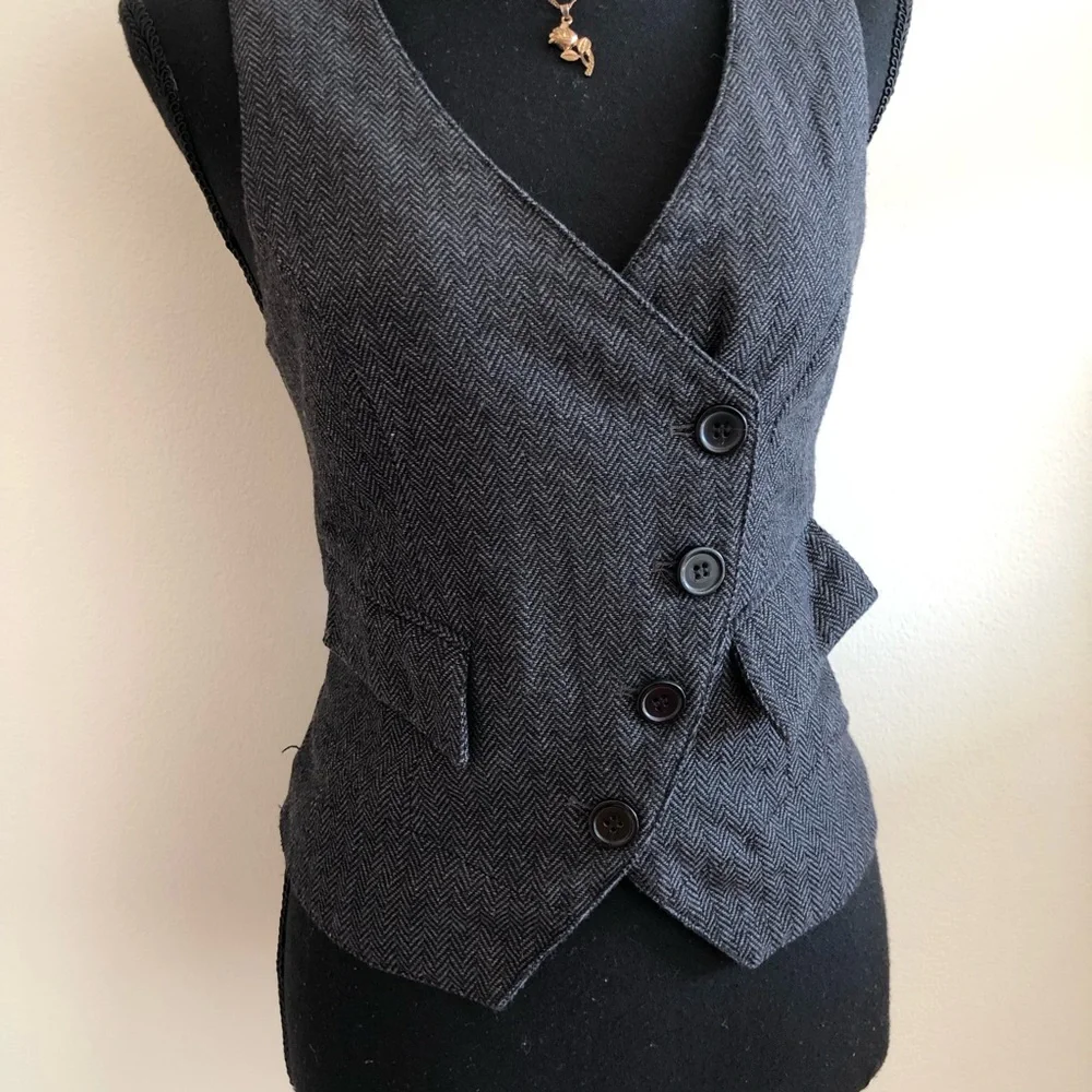 Stylish Gray Buttoned Vest - Picture 4 of 6